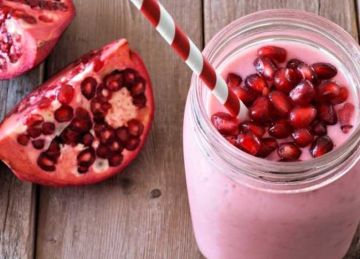 طريقة عمل زبادي بالرمان والفراولة في الخلاط خطوة بخطوة