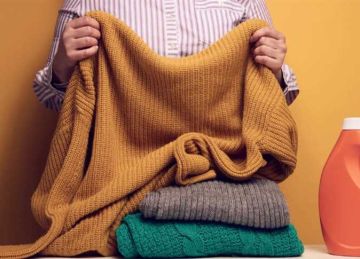 عشان ماتتمددش وتكرمش.. ما أفضل طريقة لغسل الملابس الصوفية؟