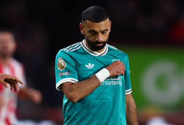 فريقنا يلعب بعشرة لاعبين.. نجم ليفربول يهاجم صلاح ويحذر الريدز قبل مواجهة أستون فيلا