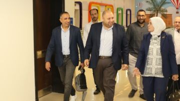 للدعم النفسي للمرضى..رئيس فرع التأمين الصحي الشامل بالأقصر تزور مستشفى شفاء الأورمان