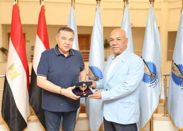 محافظ البحر الأحمر يكرم رئيس شركة مياه الشرب والصرف الصحي لجهوده المتميزة