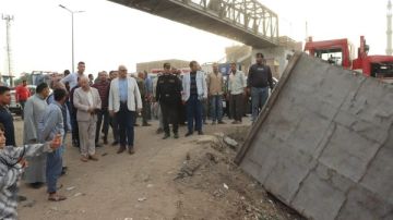 محافظ القليوبية يتابع حادث انقلاب تريلا في ترعة بطوخ