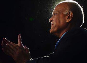 مصر تكرم أحد أبرز رموزها بعمل استثنائي