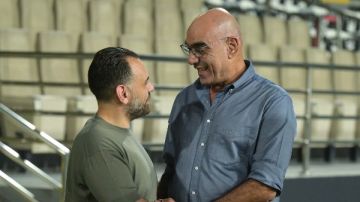 هشام نصر وجون إدوارد يحفزان لاعبي الزمالك قبل نهائي السوبر أمام الأهلي هشام نصر وجون إدوارد يحفزان لاعبي الزمالك قبل نهائي السوبر أمام الأهلي