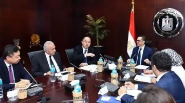 وزير الاستثمار يبحث مع وفد بروميتيون للإطارات مشروعاتها في مصر