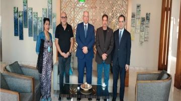 السفير المصري في الكويت يطمئن على بعثة فراعنة الشطرنج بالبطولة العربية