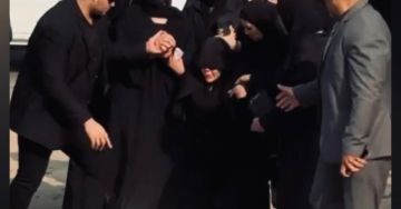 انهيار زوجة إسماعيل الليثي وفقدانها الوعي في الشارع (فيديو) انهيار زوجة إسماعيل الليثي وفقدانها الوعي في الشارع (فيديو)