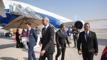 رئيس مصر للطيران يتفقد طائرة Boeing 777X بمعرض دبي للطيران 2025