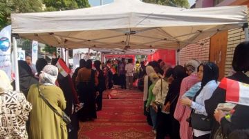 في حب مصر.. طوابير السيدات تصطف أمام لجان مدرسة جمال عبد الناصر بالمهندسين صور