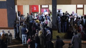 قبيل ساعة من إغلاق مراكز الاقتراع .. إقبال كثيف على مدرسة أتريس بمنشأة القناطر قبيل ساعة من إغلاق مراكز الاقتراع .. إقبال كثيف على مدرسة أتريس بمنشأة القناطر