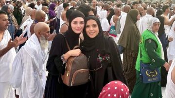 ناهد السباعي تؤدي مناسك العمرة لوالدتها