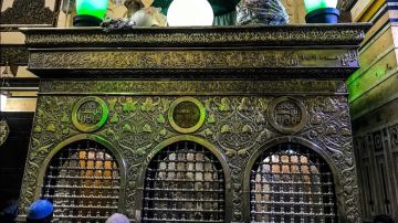 هل تبطل الصلاة في مساجد الأضرحة؟ أمين الفتوى يحسم الجدل