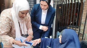 رئيسة لجنة انتخابية تساعد مسنة على الإدلاء بصوتها في شبين القناطر رئيسة لجنة انتخابية تساعد مسنة على الإدلاء بصوتها في شبين القناطر