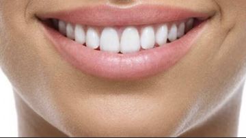 ابتسامة مشرقة: طرق طبيعية لتبييض الأسنان ابتسامة مشرقة: طرق طبيعية لتبييض الأسنان