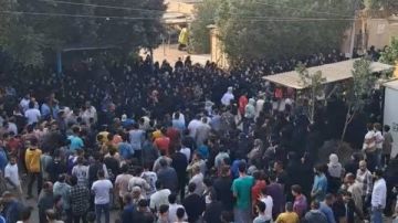 القليوبية .. الأهالي يودعون الشقيقين المتوفيين في حادث انقلاب واشتعال سيارة بالقناطر الخيرية