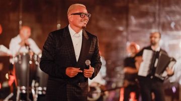 عمرو دياب يضيء ليل أبوظبي بأروع أغانيه في حفل خاص