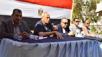 محافظ أسيوط يكرم 65 متميزا بالسباحة خلال زيارته لنادي الشبان المسيحية