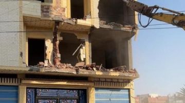 محافظ الإسماعيلية يتابع أعمال إزالة عقار بمنطقة البهتيني بحي أول بدون ترخيص محافظ الإسماعيلية يتابع أعمال إزالة عقار بمنطقة البهتيني بحي أول بدون ترخيص