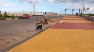 محافظ كفر الشيخ يتابع أعمال تجديد دهانات الخرسانة المطبوعة بكورنيش مصيف بلطيم