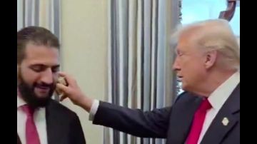 لقاء يجمع بين الجدية والدعابة ترامب والشرع يتبادلان الهدايا وسؤال عن عدد الزوجات في أجواء غير مسبوقة