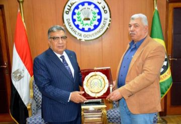 محافظ الدقهلية يكرم قيادتين تنفيذيتين تقديرا لعطائهما وجهودهما المتميزة محافظ الدقهلية يكرم قيادتين تنفيذيتين تقديرا لعطائهما وجهودهما المتميزة