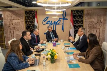 وزير السياحة والآثار يستكمل لقاءاته المهنية بالعاصمة البريطانية لندن مع مسئولي عدد من منظمي الرحلات الدوليين وزير السياحة والآثار يستكمل لقاءاته المهنية بالعاصمة البريطانية لندن مع مسئولي عدد من منظمي الرحلات الدوليين