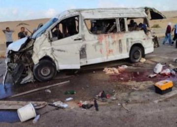 إصابة 13 عاملا في حادث تصادم سيارتين نصف نقل بكفرالشيخ (بالأسماء)