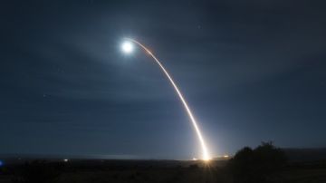 الولايات المتحدة تجري إطلاقا تجريبيا لصاروخ باليستي عابر للقارات