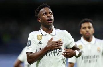 تشابي ألونسو يكشف حقيقة الخلافات مع فينيسيوس قبل مواجهة أولمبياكوس