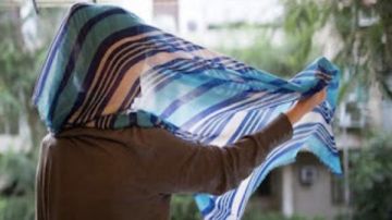 حكم خلع الزوجة الحجاب طاعة لزوجها.. الإفتاء تجيب