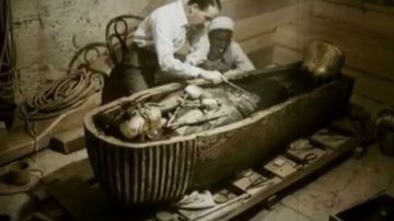 لعنة الفراعنة بين الأسطورة والعلم .. حكاية بدأت من جدار مقبرة توت عنخ آمون لعنة الفراعنة بين الأسطورة والعلم .. حكاية بدأت من جدار مقبرة توت عنخ آمون