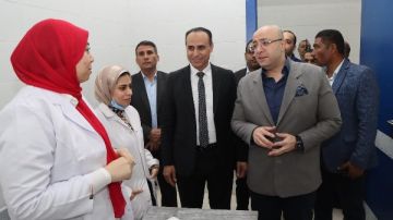محافظ بني سويف يطمئن على صحة رضيعة مصابة بنقص هرمون الغدة الدرقية أثناء تفقده لوحدة بني عدي بناصر
