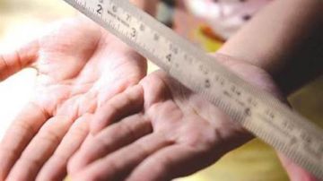 مطلعش الكتاب بسرعة .. مدرس متهم بضرب طفل بخرطوم في عينه بأوسيم