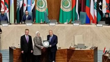  الجامعة العربية تهدي درعا للهلال الأحمر المصري تقديرا لجهوده الإنسانية في دعم غزة