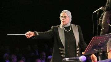 المايسترو إيمان جنيدي.. أول قائدة أوركسترا في صعيد مصر تبهر العالم من المتحف المصري الكبير