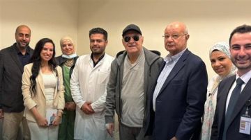 بعد تعافيه.. الظهور الأول للموسيقار عمر خيرت بالمستشفى رفقة الطاقم الطبي (صور)