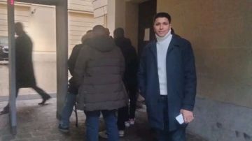 توافد أبناء الجالية المصرية في فرنسا للإدلاء بأصواتهم بانتخابات مجلس النواب توافد أبناء الجالية المصرية في فرنسا للإدلاء بأصواتهم بانتخابات مجلس النواب