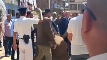 جبر بخاطره.. مواطن يحاول احتضان محافظ الغربية خلال جولته بشوارع قطور صور