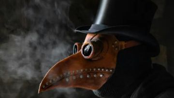 حكاية رسول الموت.. لماذا ارتدى أطباء الطاعون أقنعة ذات منقار؟