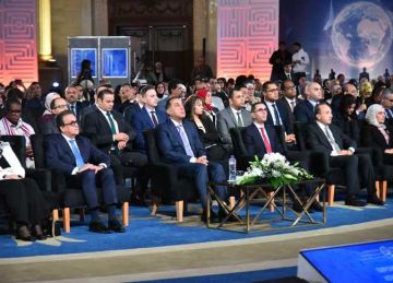 رئيس الوزراء ونائبه لشئون التنمية البشرية يشهدان جلسة حوارية رفيعة المستوى في مؤتمر PHDC 25