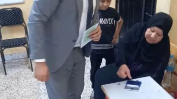 رئيس لجنة يساعد مسنة بمدرسة 6 أكتوبر الإبتدائية ببولاق الدكرور.. شاهد