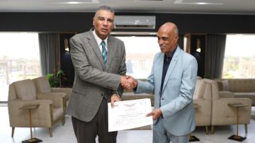 محافظ أسوان يكرم وكيل وزارة الشباب والرياضة تقديرا لعطائه