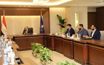 مصر تبحث مع ميكوميد دعم التصنيع المحلي ونقل التكنولوجيا الطبية العالمية