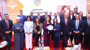 وزيرة التضامن تكرم الدكتورة غادة والى وتهديها درع صندوق الإدمان