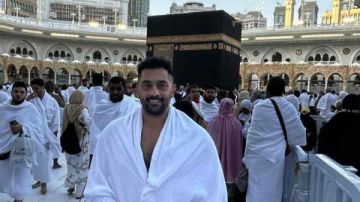 أحمد فلوكس يؤدي مناسك العمرة ويستعد لعمل درامي جديد أحمد فلوكس يؤدي مناسك العمرة ويستعد لعمل درامي جديد