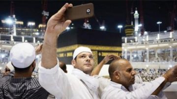 الإفتاء: تصوير الحاج أو المعتمر أمام الكعبة جائز بشرط .. فيديو