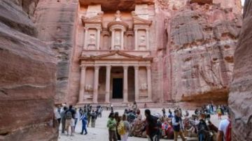 البتراء تعكس تعافي السياحة الأردنية والصحة تطمئن المواطنين حول الإنفلونزا