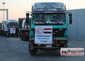 تحرك شاحنات المساعدات إلى معبر كرم أبوسالم تمهيدا لدخولها غزة تحرك شاحنات المساعدات إلى معبر كرم أبوسالم تمهيدا لدخولها غزة