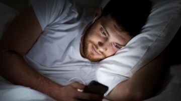 قبل أن تنام.. توقف عن تصفح الإنترنت سيؤثر على مناعتك