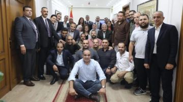 محافظ الجيزة يلتقط صورة تذكارية مع فريق العمل المشاركين في تجهيزات افتتاح المتحف المصري الكبير محافظ الجيزة يلتقط صورة تذكارية مع فريق العمل المشاركين في تجهيزات افتتاح المتحف المصري الكبير